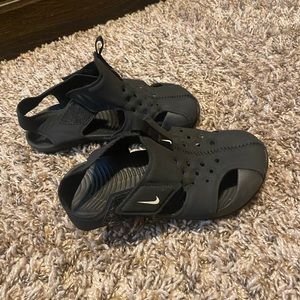 Toddler boy Nike sandals size 10